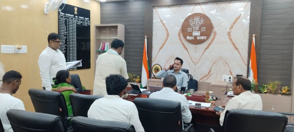सेवा-संवाद-समाधान अनुश्रवण प्रणाली के तहत जिलाधिकारी आनंद शर्मा ने आमजनों की समस्याएं सुनीं, त्वरित