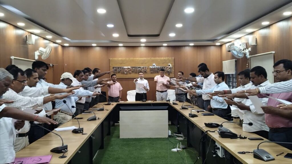 बिहार सतर्कता जागरूकता सप्ताह के तहत पदाधिकारियों एवं कर्मियों ने ली ईमानदारी और भ्रष्टाचार उन्मूलन की शपथ