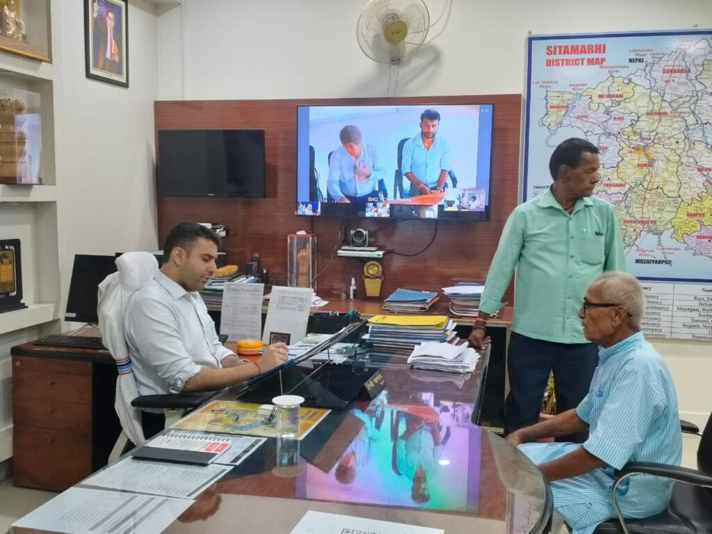 सबका सम्मान-जीवन आसान” कार्यक्रम में जिलाधिकारी ने सुनीं जन समस्याएं।