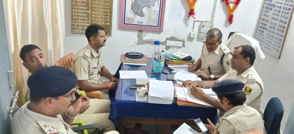 पुपरी अंचल कार्यालय में मासिक अपराध गोष्ठी आयोजित, लंबित मामलों और कानून-व्यवस्था की समीक्षा