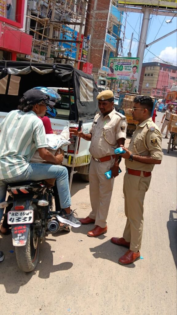 सीतामढ़ी यातायात पुलिस की ब्रीफिंग, हाईवे अतिक्रमण और नियम उल्लंघन पर सख्ती के निर्देश