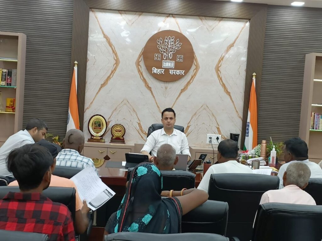 मधुबनी में DM आनंद शर्मा ने सुनीं जन समस्याएं, सेवा-संवाद-समाधान कार्यक्रम में अधिकारियों को दिए त्वरित कार्रवाई के निर्देश