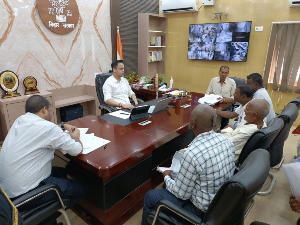 मधुबनी: DM आनंद शर्मा ने टॉप-10 विकास योजनाओं की समीक्षा की, अधिकारियों को दिए जरूरी निर्देश