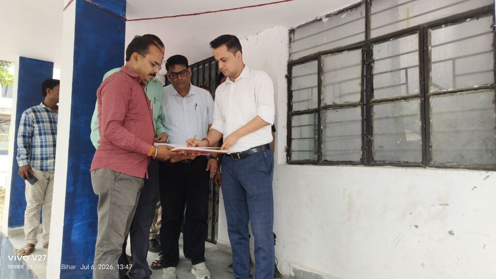 मधुबनी में DM आनंद शर्मा ने किया EVM वेयरहाउस का निरीक्षण, सुरक्षा व्यवस्था की समीक्षा