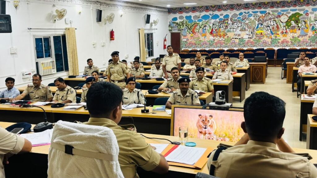 सीतामढ़ी में एसपी की क्राइम मीटिंग, कानून-व्यवस्था, साइबर अपराध और फरार अपराधियों पर सख्त निर्देश