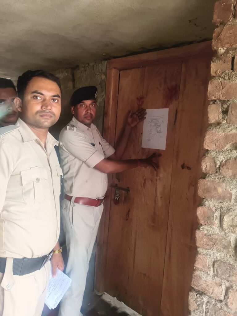 सीतामढ़ी: बोखड़ा थाना पुलिस ने चार आरोपितों के घर चस्पा किया न्यायालय का इश्तिहार