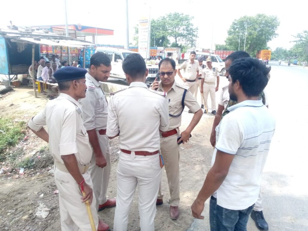 सीतामढ़ी में हाईवे पर अवैध पार्किंग और अतिक्रमण के खिलाफ कार्रवाई, परिवहन विभाग व पुलिस का संयुक्त अभियान