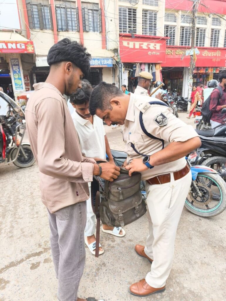 सीतामढ़ी में ट्रैफिक पुलिस का रोको-टोको अभियान तेज, सघन वाहन जांच के साथ नियम तोड़ने वालों पर कार्रवाई