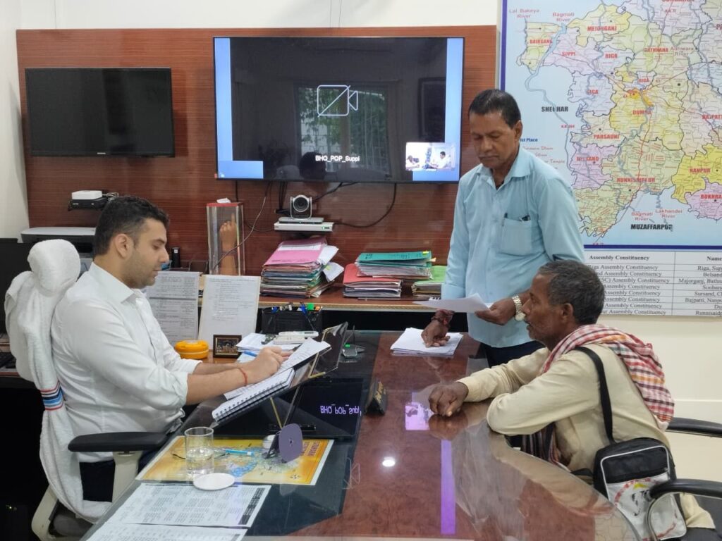 मधुबनी: ‘सबका सम्मान-जीवन आसान’ कार्यक्रम में DM रिची पांडेय ने सुनीं जन समस्याएं, अधिकारियों को दिए त्वरित कार्रवाई के निर्देश