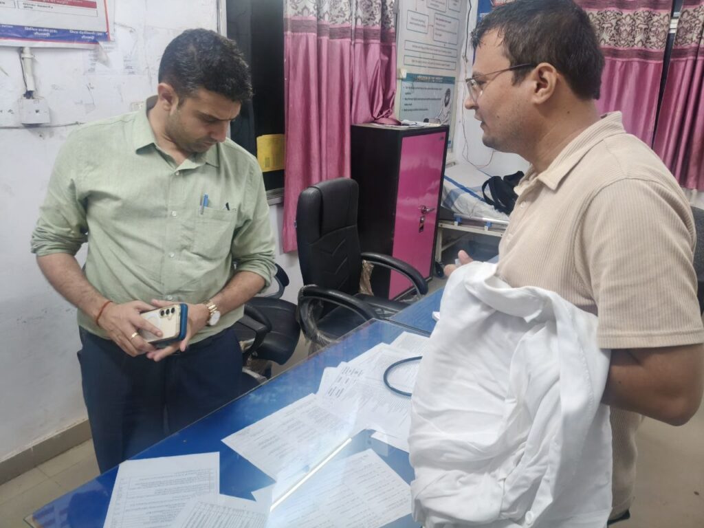 सीतामढ़ी: DM रिची पांडेय का रुन्नीसैदपुर PHC पर औचक निरीक्षण, स्वास्थ्य सेवाओं में सुधार के दिए निर्देश