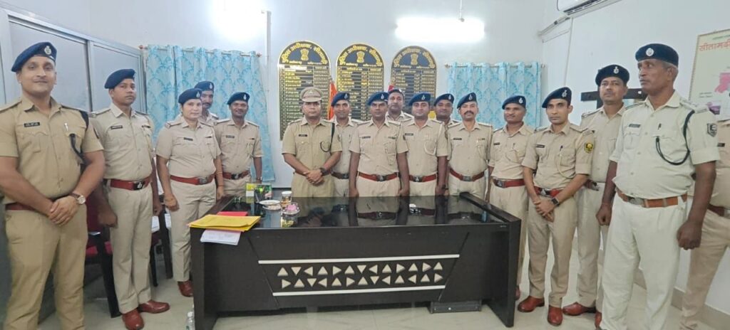 सीतामढ़ी पुलिस में 30 पीटीसी बने सहायक अवर निरीक्षक, एसपी ने पिपिंग समारोह में लगाया रैंक बैज