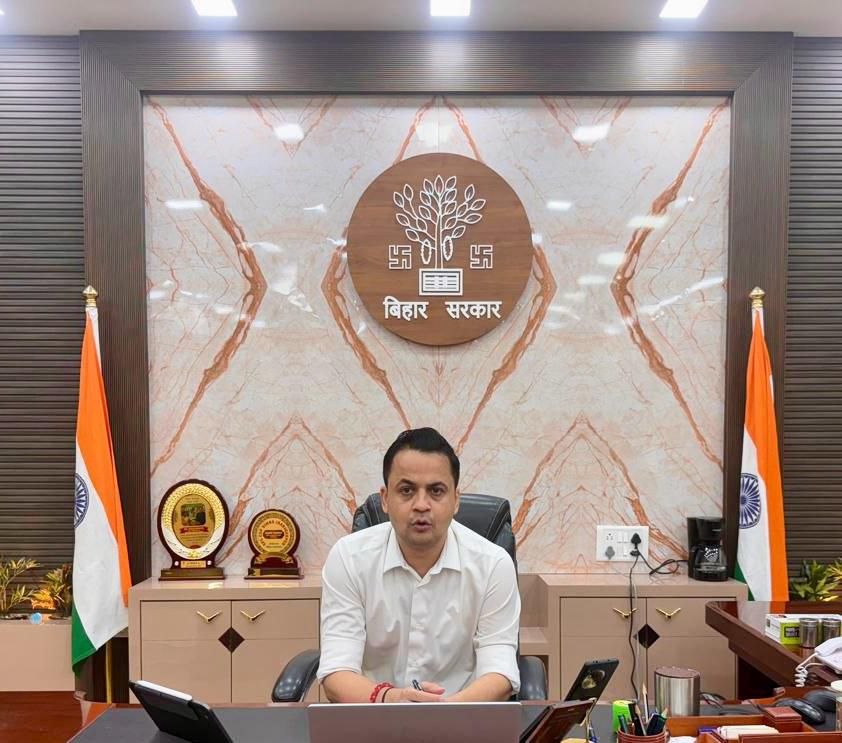 मधुबनी: जिलाधिकारी आनंद शर्मा ने विकास योजनाओं की समीक्षा की, समयबद्ध और गुणवत्तापूर्ण कार्य पूरा करने के दिए निर्देश