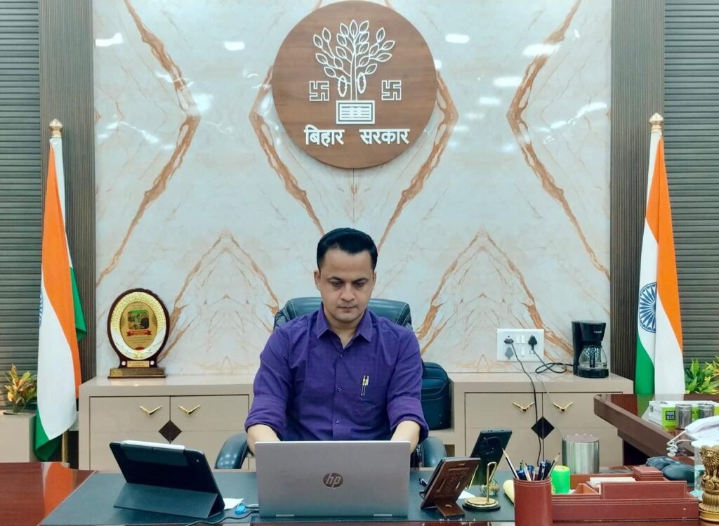 मधुबनी में अंतर विभागीय समीक्षा बैठक: सहयोग पोर्टल के लंबित आवेदनों और राजस्व वसूली में तेजी लाने के निर्देश