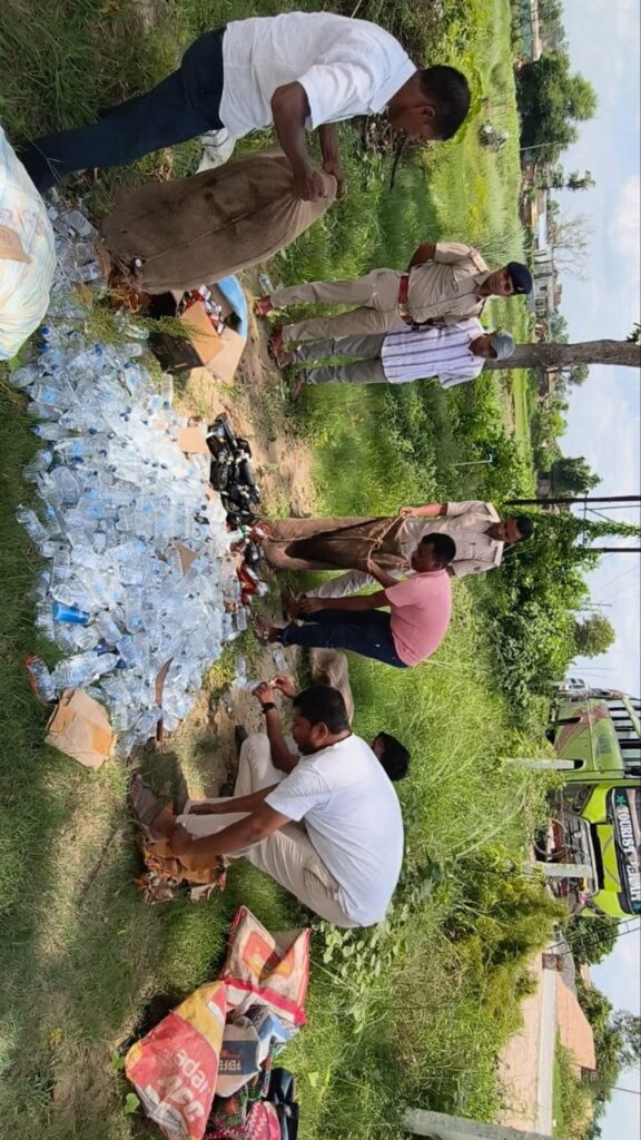 भिट्ठा थाना परिसर में 550 लीटर से अधिक जब्त शराब का किया गया विनष्टीकरण