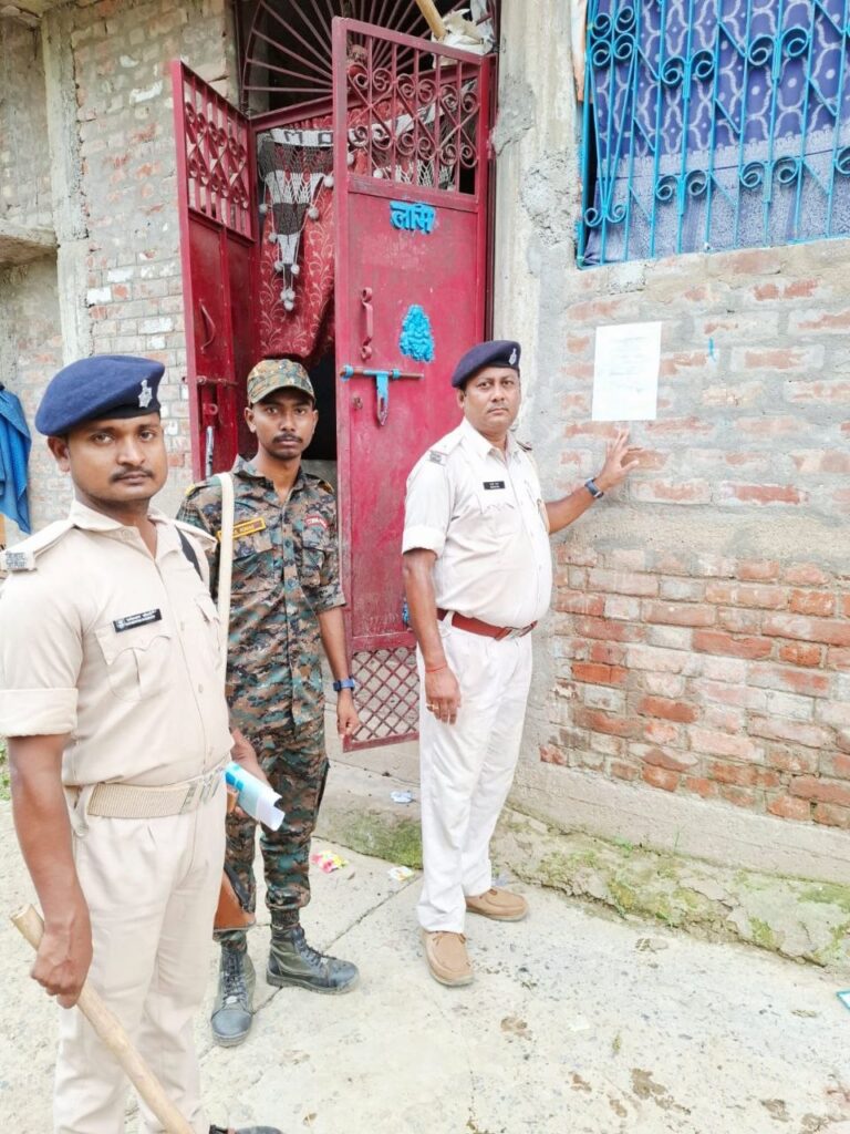 सीतामढ़ी: बथनाहा थाना के पॉक्सो एक्ट मामले में चार आरोपितों के खिलाफ इश्तिहार चस्पा