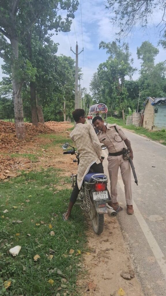 सीतामढ़ी में अपराध नियंत्रण के लिए सघन वाहन जांच अभियान, संदिग्धों पर पुलिस की पैनी नजर