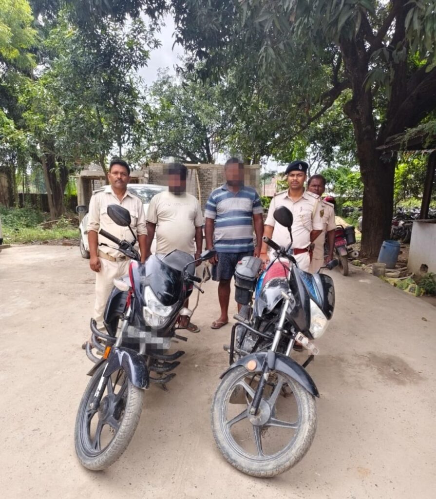 सीतामढ़ी में वाहन जांच के दौरान दो शातिर गिरफ्तार, चोरी की दो मोटरसाइकिल बरामद