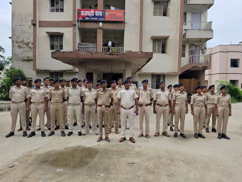सीतामढ़ी में पुलिस का फ्लैग मार्च | SP के निर्देश पर हाई अलर्ट, संवेदनशील इलाकों में बढ़ी सुरक्षा | Sitamarhi Police