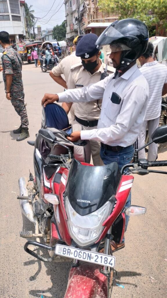सीतामढ़ी पुलिस का सघन वाहन जांच अभियान, अपराधियों और असामाजिक तत्वों पर कड़ी निगरानी