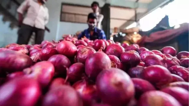 चीनी के बाद अब प्याज ने निकाले आंसू, प्रति किलो 15 रुपये हुआ महंगा