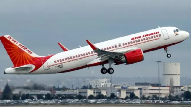 दिल्ली से पटना एयरपोर्ट पहुंचे विमान पर बड़ा हादसा टला, 164 यात्रियों वाली फ्लाइट से टकराई चिड़िया