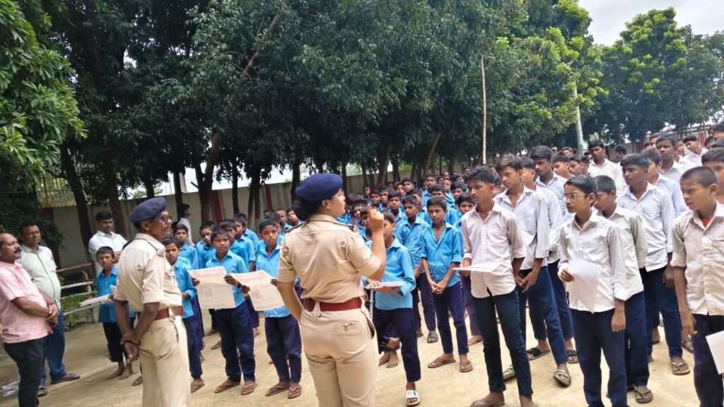 सीतामढ़ी: ऑपरेशन विधि पालक के तहत स्कूल में महिला सुरक्षा को लेकर जागरूकता अभियान