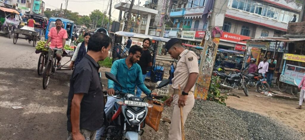 सीतामढ़ी में ट्रैफिक पुलिस का रोको-टोको अभियान, नियम तोड़ने वालों पर कार्रवाई