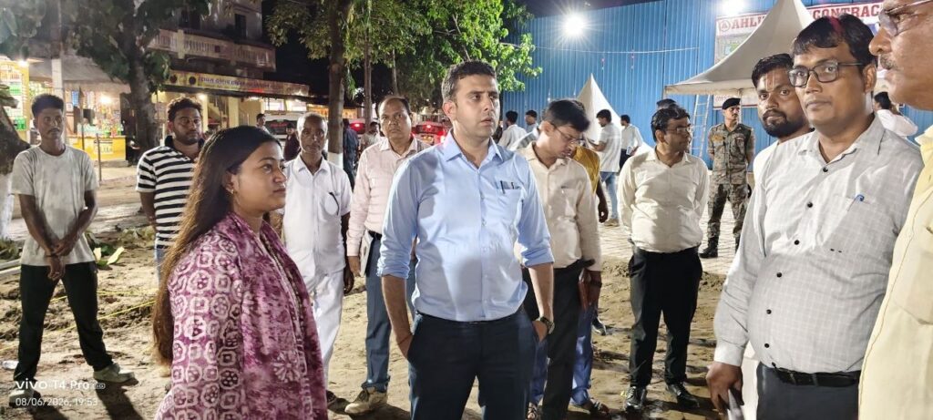 मुख्यमंत्री के प्रस्तावित दौरे से पहले पुनौरा धाम में तैयारियां तेज, डीएम-एसपी ने किया निरीक्षण