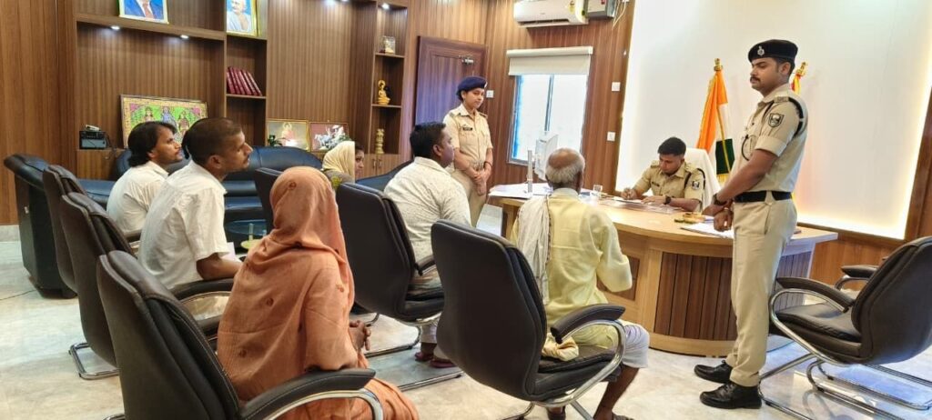 सीतामढ़ी में SP ने सुनीं जनता की शिकायतें, त्वरित समाधान के लिए अधिकारियों को दिए निर्देश