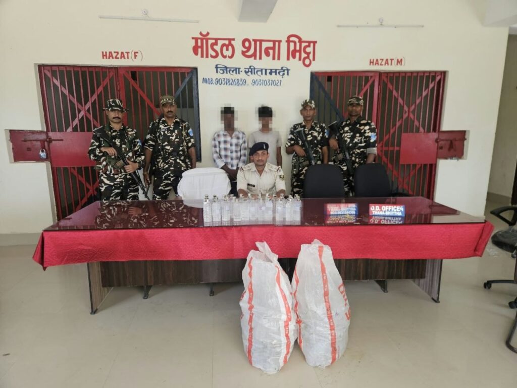 भिट्ठा में ई-रिक्शा से 180 बोतल नेपाली शराब बरामद, दो गिरफ्तार