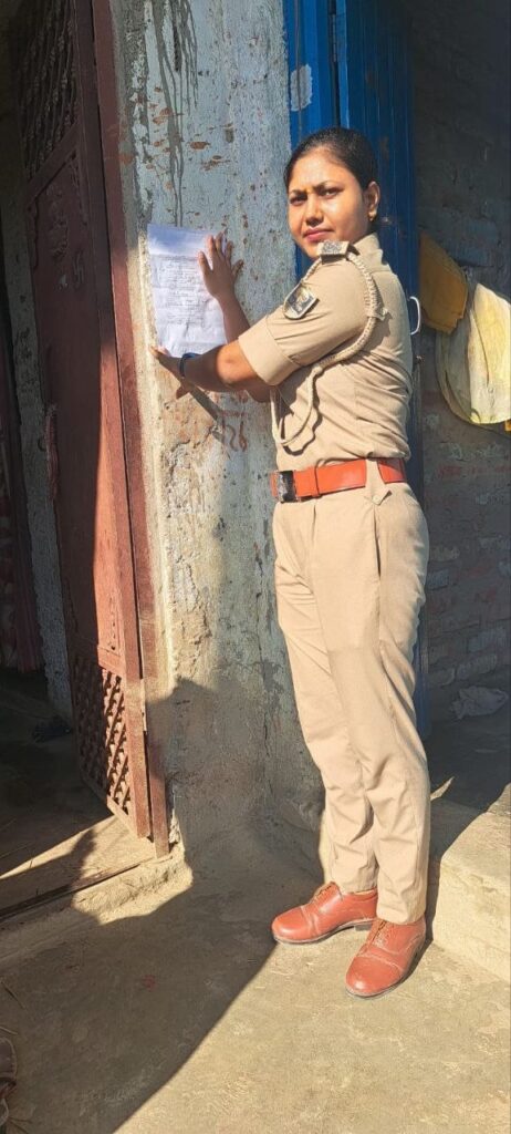 भूतही थाना क्षेत्र में फरार अभियुक्त के खिलाफ इश्तिहार चस्पा