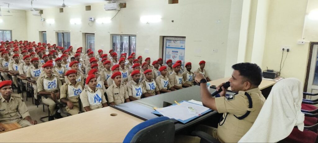 आज दिनांक 19.08.2026 को प्रशिक्षण केंद्र, सीतामढ़ी स्थित आनंद भवन में पुलिस अधीक्षक, सीतामढ़ी की अध्यक्षता में नवनियुक्त प्रशिक्षु सिपाहियों के साथ स्वागत सह संवाद समारोह आयोजित किया गया।
