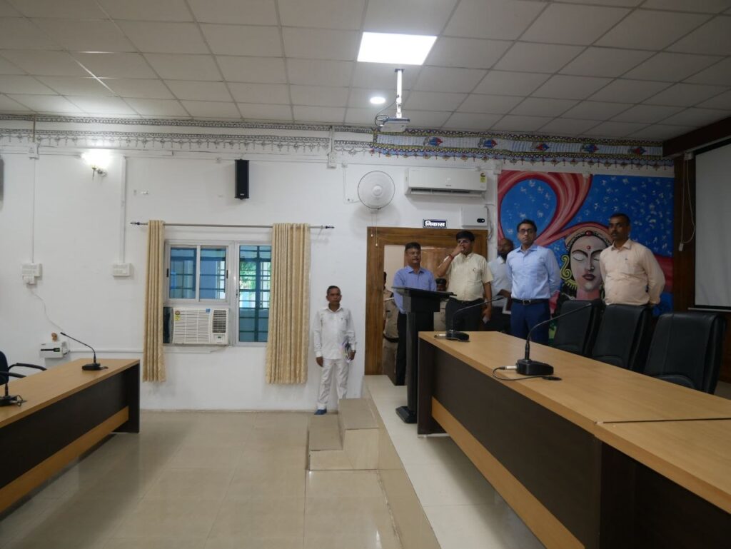 जिलाधिकारी श्री तनय सुल्तानिया ने समाहरणालय की विभिन्न शाखाओं का किया निरीक्षण