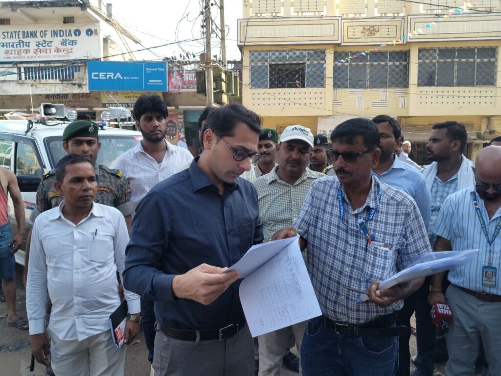 मेहसौल ओवरब्रिज परियोजना को लेकर आज जिलाधिकारी श्री तनय सुल्तानिया ने निर्माण स्थल का औचक निरीक्षण किया।