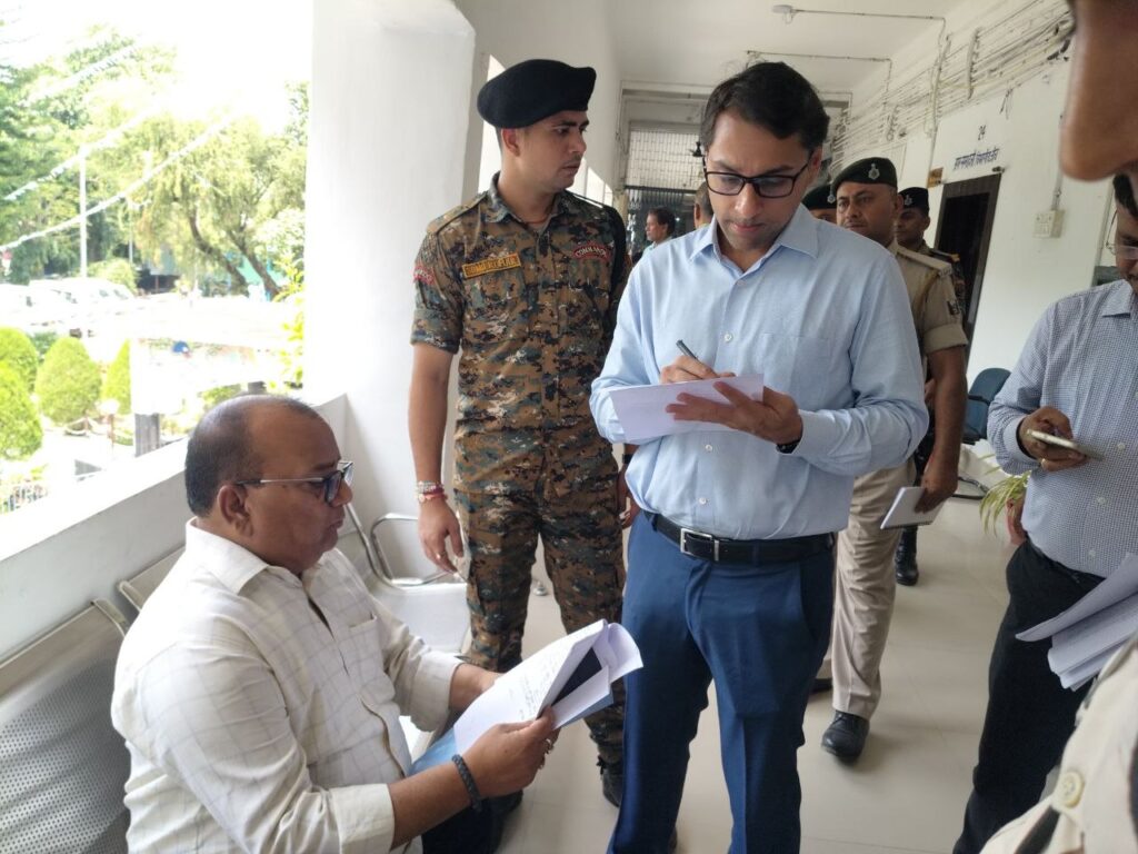सीतामढ़ी में ‘सबका सम्मान-जीवन आसान’ कार्यक्रम, DM ने सुनीं आम लोगों की समस्याएं