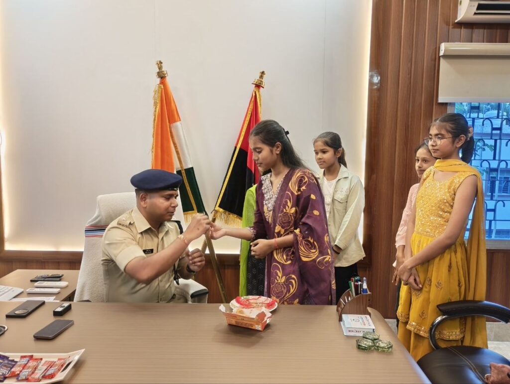 सीतामढ़ी SP अमित रंजन को किशोरियों ने बांधी राखी, बालिका सुरक्षा का लिया संकल्प