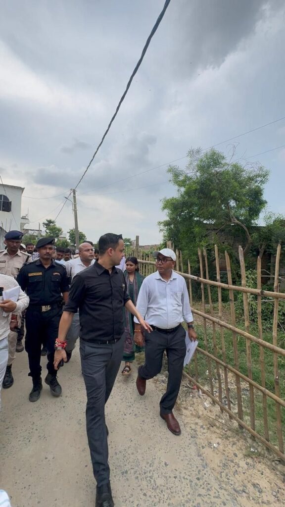 जिलाधिकारी ने जितवारपुर विलेज को क्राफ्ट विलेज के रूप में विकसित करने की परियोजना का किया निरीक्षण