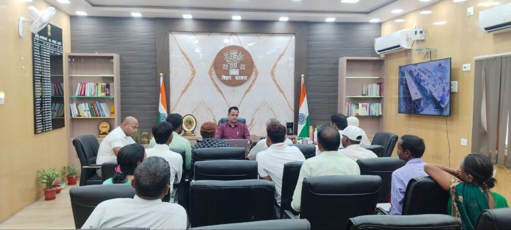 उद्यमियों की समस्याओं का समयबद्ध समाधान सुनिश्चित करें: DM आनंद शर्मा