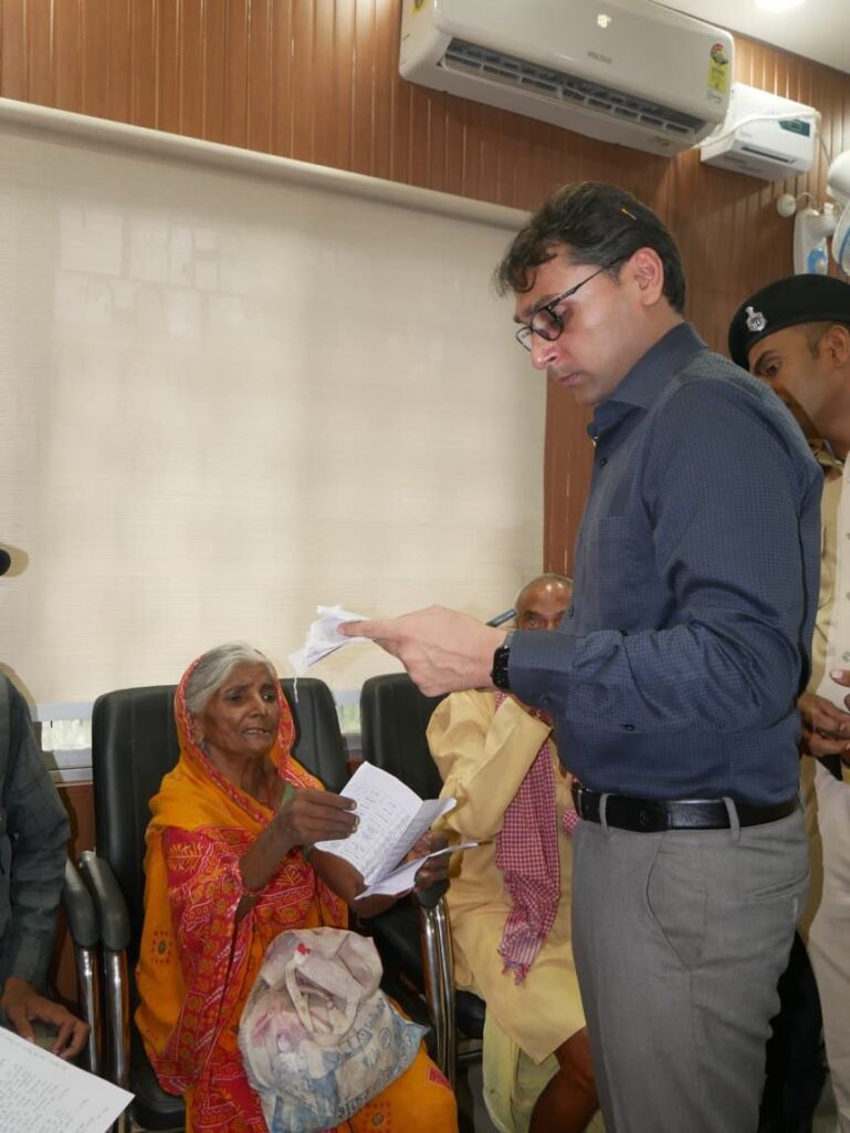 ‘सबका सम्मान-जीवन आसान’ कार्यक्रम में DM तनय सुल्तानिया ने सुनीं जन समस्याएं