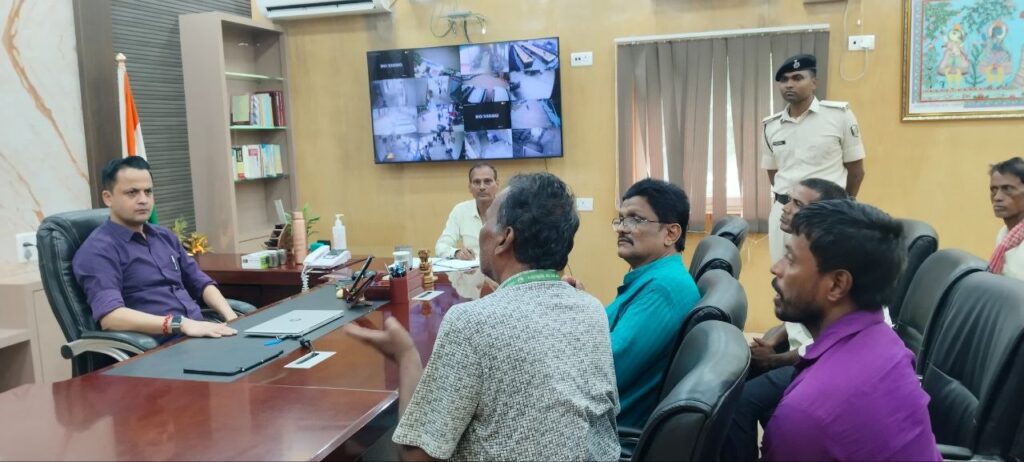 मधुबनी में DM आनंद शर्मा ने सुनीं आमजनों की समस्याएं
