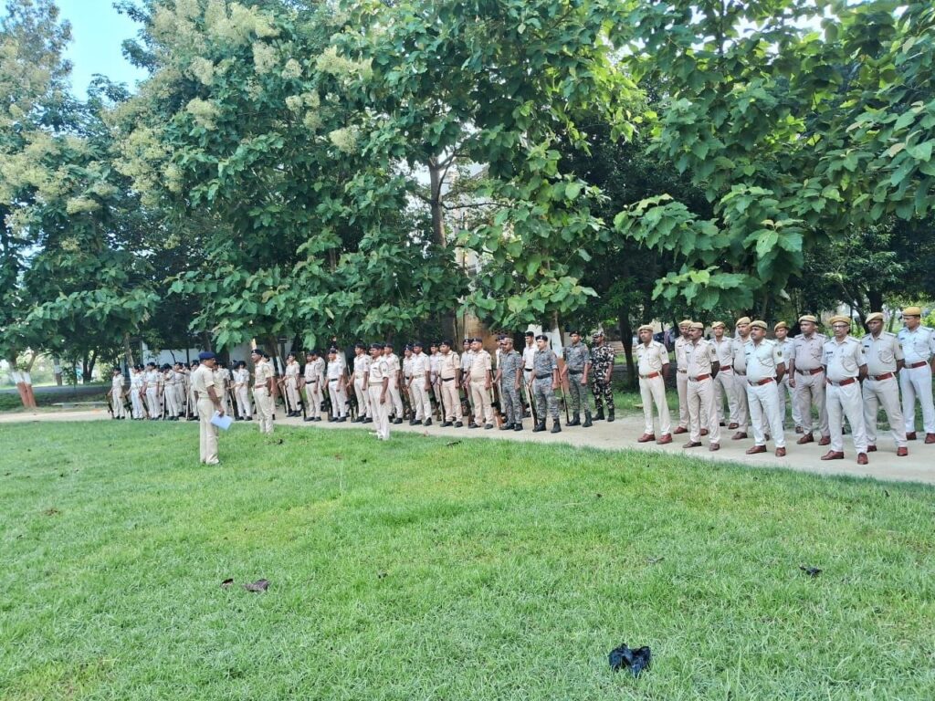 सीतामढ़ी पुलिस केंद्र में साप्ताहिक परेड, अनुशासन और शारीरिक दक्षता का लिया जायजा