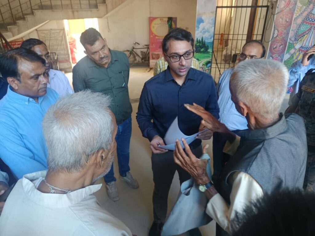 जिलाधिकारी ने रुन्नीसैदपुर, नानपुर एवं बोखरा के प्रखंड-अंचल कार्यालयों का किया निरीक्षण