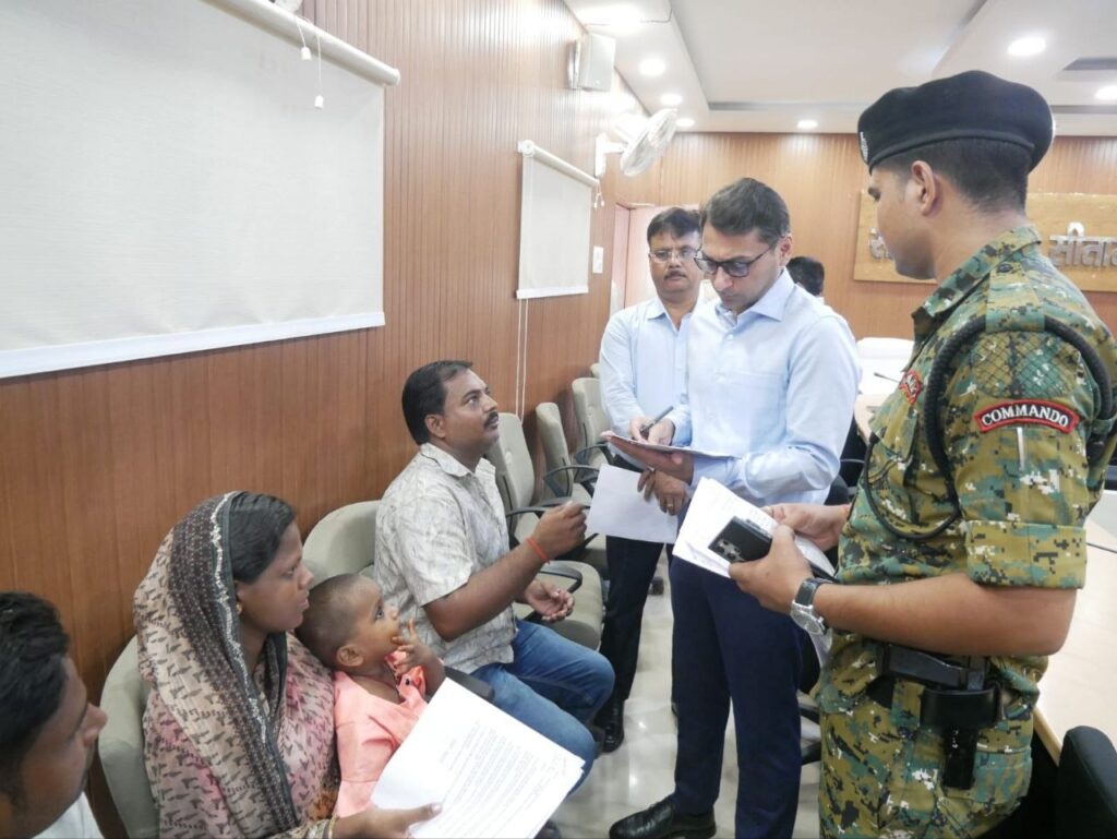 ‘सबका सम्मान-जीवन आसान’ कार्यक्रम में डीएम ने सुनीं जन समस्याएं, अधिकारियों को त्वरित कार्रवाई के निर्देश