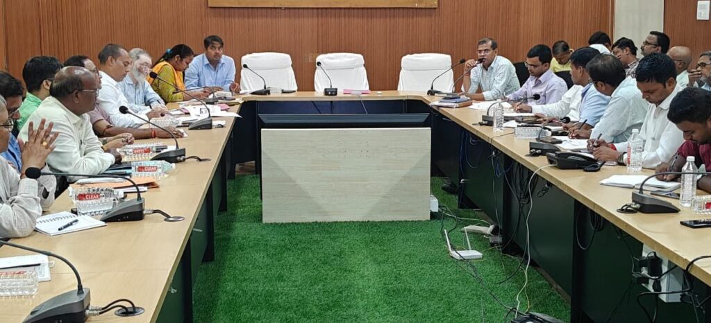 सीतामढ़ी में शिक्षा व्यवस्था की समीक्षा: DEO राघवेंद्र मणि त्रिपाठी ने योजनाओं के समयबद्ध क्रियान्वयन पर दिया जोर
