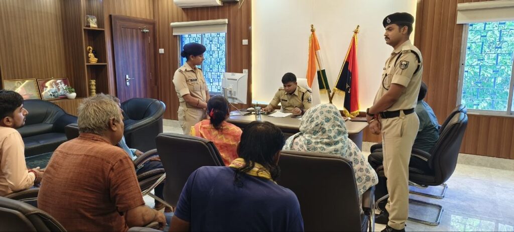 सीतामढ़ी में जन शिकायत सुनवाई, एसपी ने सुनी लोगों की समस्याएं