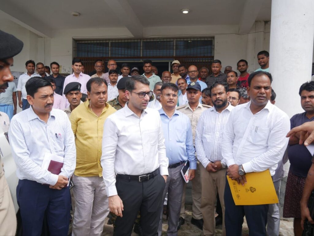 जिलाधिकारी ने परसौनी एवं बेलसंड के प्रखंड-अंचल कार्यालयों का किया निरीक्षण