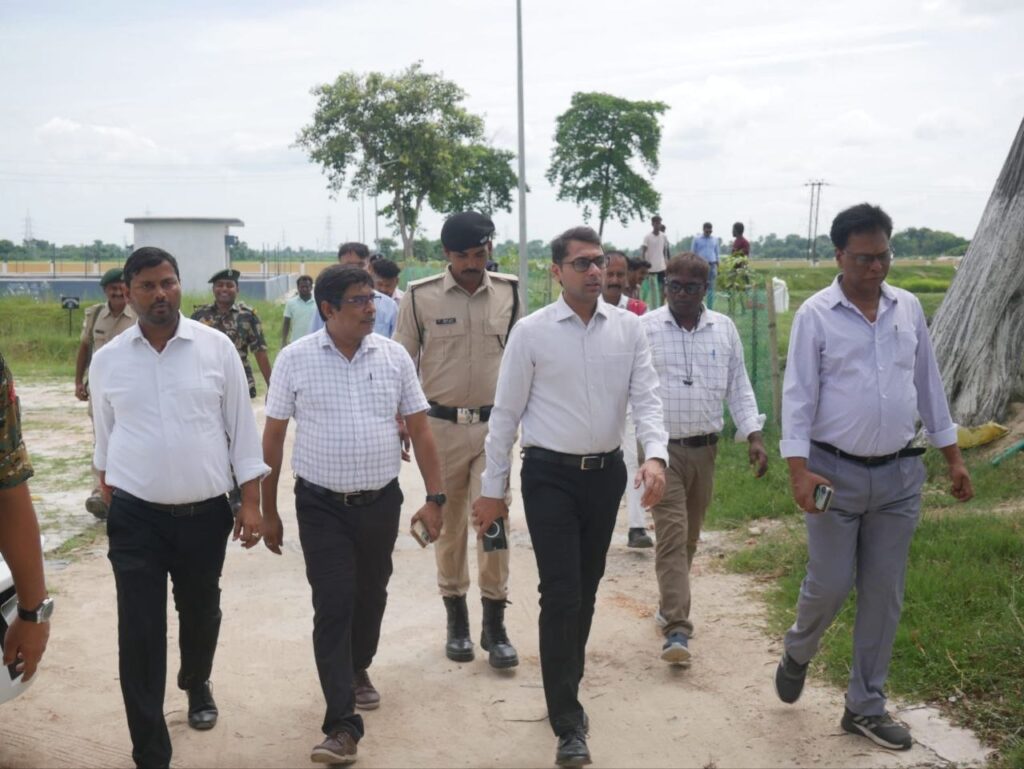 जिलाधिकारी श्री तनय सुल्तानिया ने आज डुमरा प्रखंड अंतर्गत राघोपुर बखरी स्थित मत्स्य ब्रूड बैंक का निरीक्षण किया