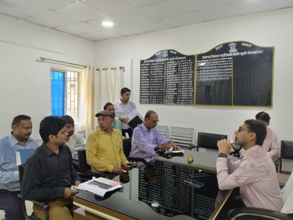 जिलाधिकारी ने सोनबरसा प्रखंड-अंचल कार्यालयों का किया निरीक्षण