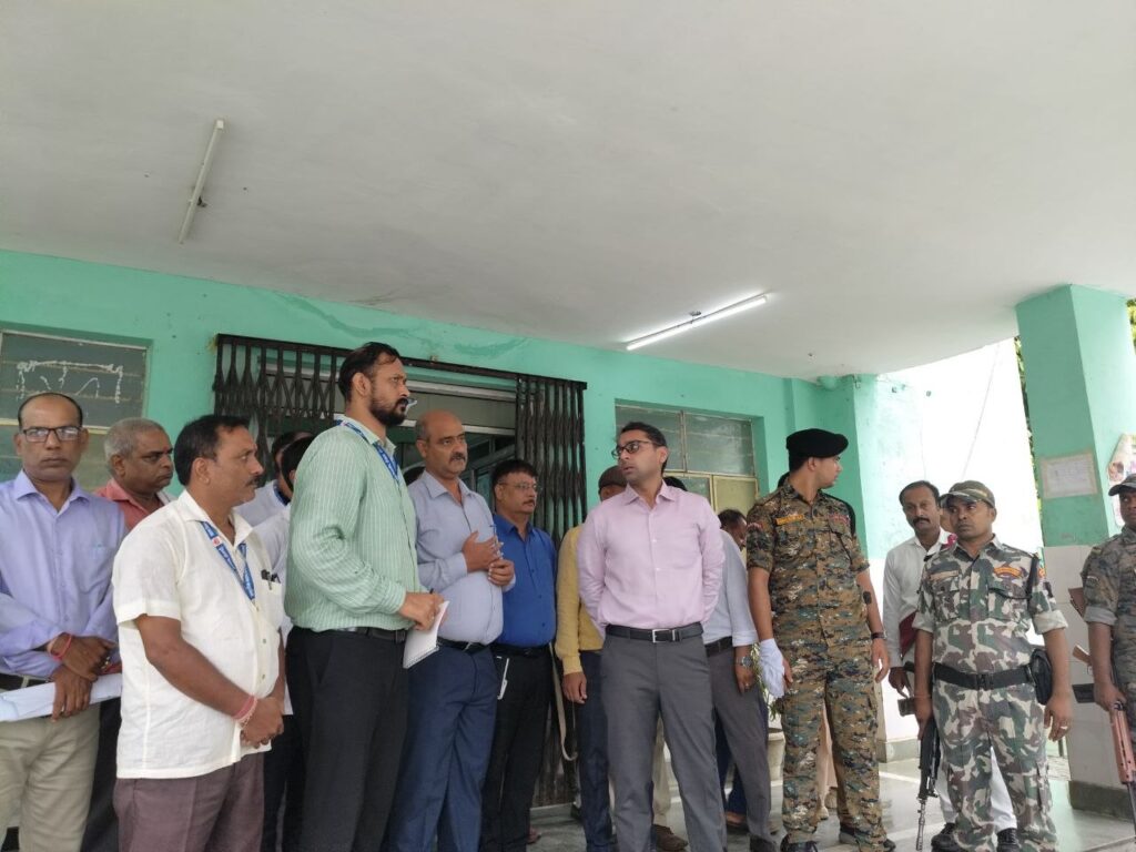 सामुदायिक स्वास्थ्य केंद्र सोनबरसा में स्वास्थ्य व्यवस्थाओं का जिलाधिकारी ने लिया जायजा
