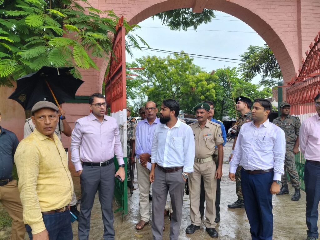 मॉडल स्कूल में विद्यार्थियों के बीच पहुंचे जिलाधिकारी, लिया शैक्षणिक व्यवस्था का जायजा
